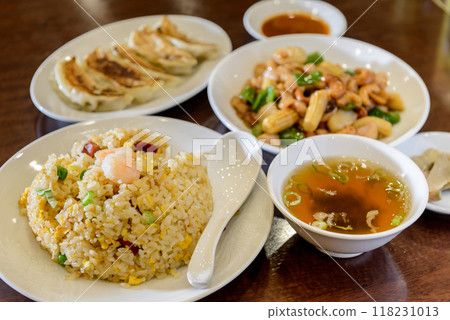 中餐、城鎮中餐、炒飯、餃子、炒雞和腰果 118231013