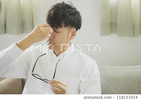 A man who uses a personal computer in the living room 118231014