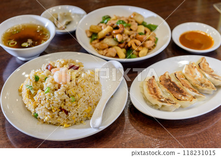 中餐、城鎮中餐、炒飯、餃子、炒雞和腰果 118231015