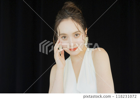 穿著婚紗的年輕女子 穿著婚紗的年輕女子 118231072