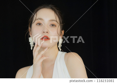 一個女人撫摸她的頭髮 一個女人撫摸她的頭髮 118231081