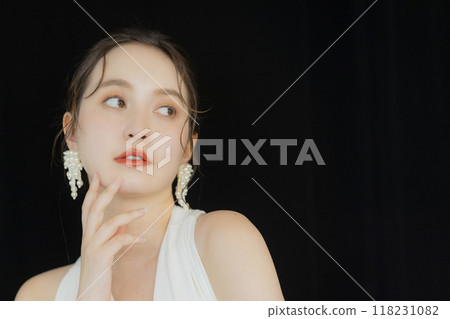 一個女人撫摸她的頭髮 一個女人撫摸她的頭髮 118231082