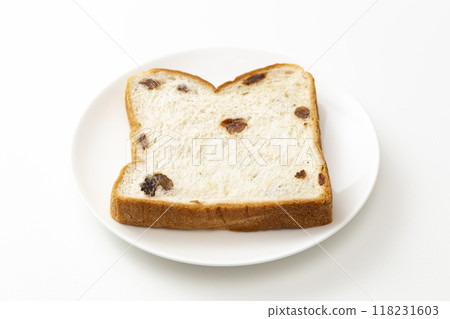 白色背景上的葡萄乾麵包 白色背景上的葡萄乾麵包 118231603