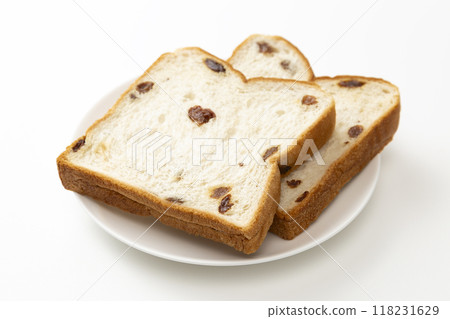 白色背景上的葡萄乾麵包 118231629