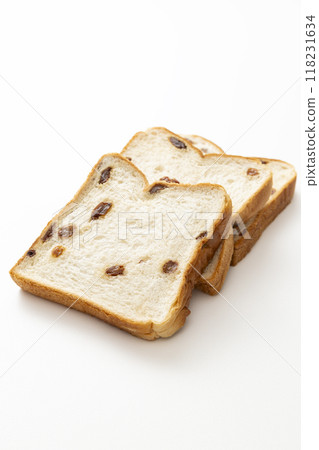 白色背景上的葡萄乾麵包 118231634