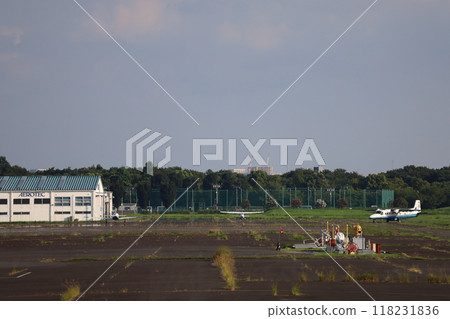 （東京調布機場）一架小型螺旋槳客機駛向停機坪 118231836