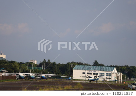 (東京調布機場)螺旋槳飛機降落等待 (東京調布機場)螺旋槳飛機降落等待 118231837