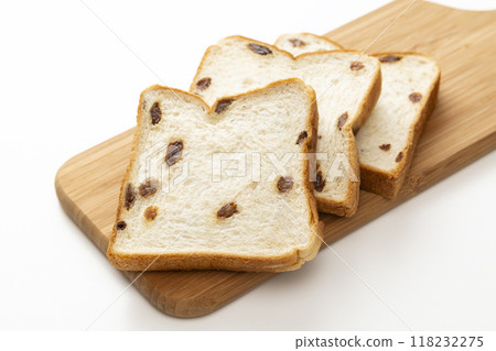 白色背景上的葡萄乾麵包 118232275