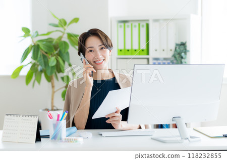 淺談智能手機在辦公室裡的女商人 118232855