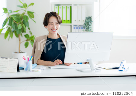 Japanese business woman working in the office 118232864