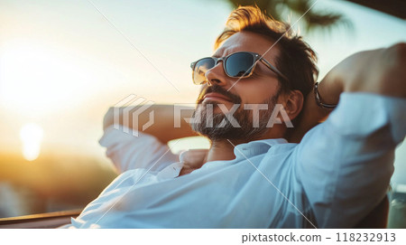 人工智慧生成的圖像真實地描繪了一位富有的西方男人優雅地享受日光浴 人工智慧生成的圖像真實地描繪了一位富有的西方男人優雅地享受日光浴 118232913