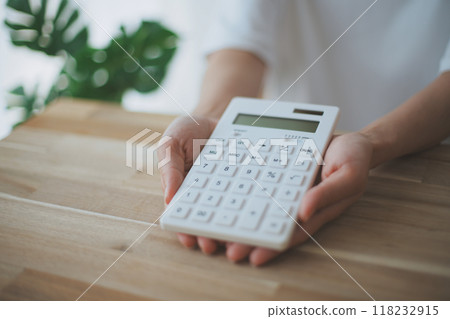 拿著計算器的婦女的手 118232915