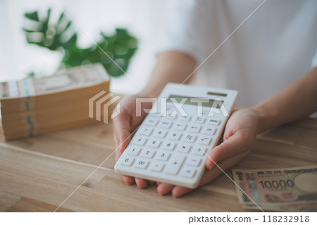 有金錢和計算器的婦女的手 118232918