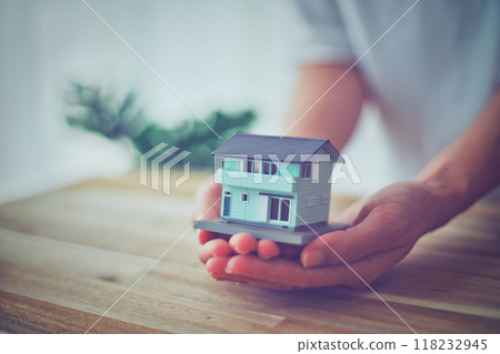 拿著房屋模型的人的手 拿著房屋模型的人的手 118232945