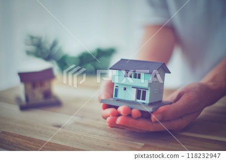 拿著房屋模型的人的手 118232947