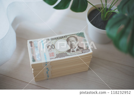 一堆日元鈔票 118232952