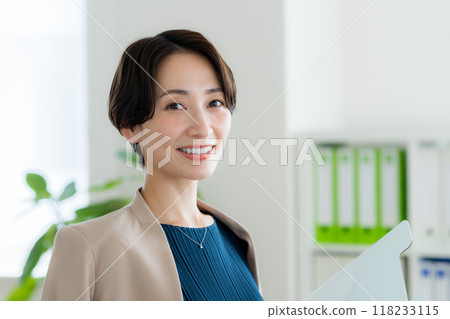 在辦公室工作的日本女商人 118233115