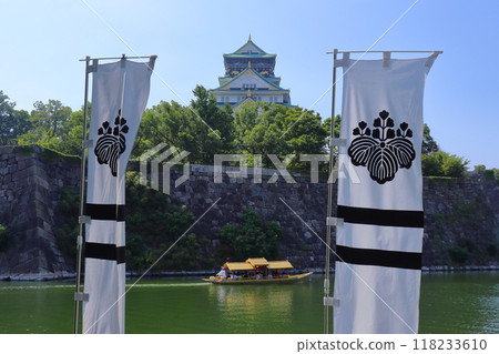 大阪城 (大阪城) 遊船 (gozabune) 與旗幟 118233610
