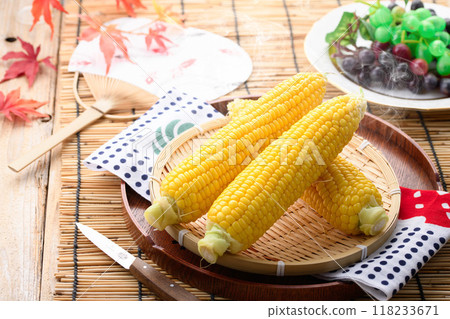 Freshly boiled corn (boiled corn) 118233671