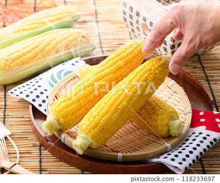 Freshly boiled corn (boiled corn) 118233697