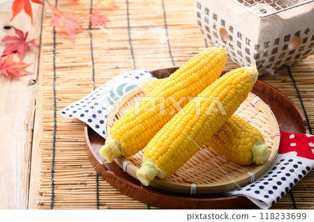 Freshly boiled corn (boiled corn) 118233699