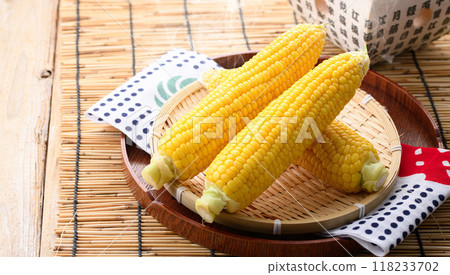 Freshly boiled corn (boiled corn) 118233702