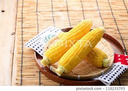 Freshly boiled corn (boiled corn) 118233703