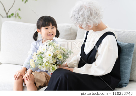 孫子和祖母拿著一束鮮花，家庭形象 118233743