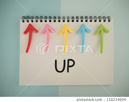 彩色增加與詞向上和向上箭頭 彩色增加與詞向上和向上箭頭 118234604