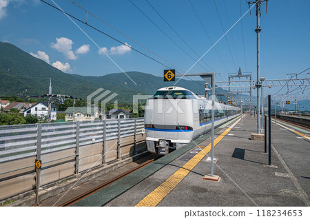 The Thunderbird Express train passes through Omi-Maiko Station on the Kosei Line in Otsu City, Shiga Prefecture. 118234653