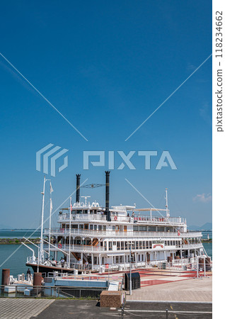 密西根號遊船停靠在大津港碼頭 118234662