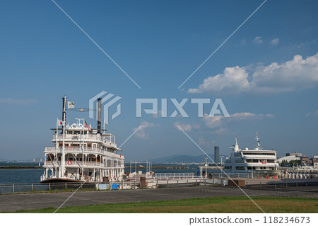 密西根號遊船停靠在大津港碼頭 118234673