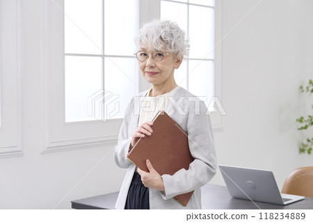 Elderly businesswoman standing in the office 118234889