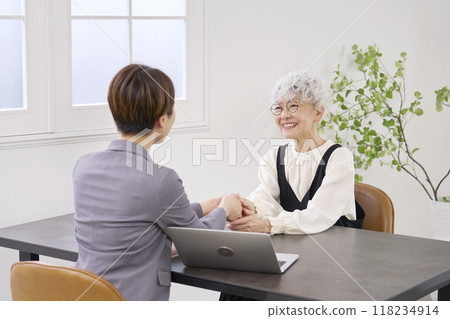 在保險銷售處簽訂合約的老年婦女 118234914