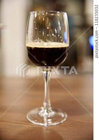 黑啤酒倒入酒杯 黑啤酒倒入酒杯 118235032