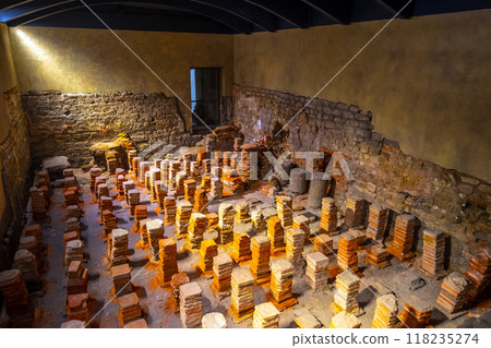 Historical roman bathes in Bath city in England 118235274