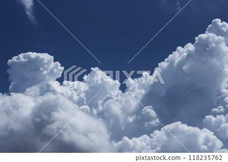 Summer blue sky and white clouds Developing cumulonimbus clouds Summer image Summer sky scenery Background material Image material Summer blue sky and white clouds Developing cumulonimbus clouds Summer image Summer sky scenery Background material Image material 118235762