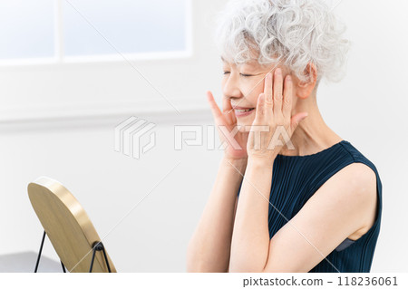 一位高級女性做皮膚護理的美容形象 118236061