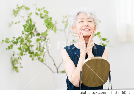 一位高級女性做皮膚護理的美容形象 一位高級女性做皮膚護理的美容形象 118236062