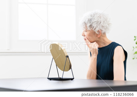 一位高級女性做皮膚護理的美容形象 118236066