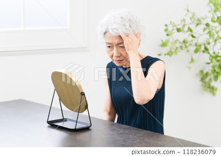 一位高級女性護理頭髮的美容形象 118236079