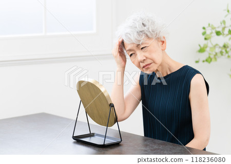一位高級女性護理頭髮的美容形象 118236080