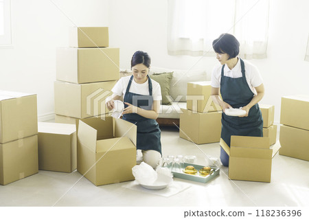 兩名女搬運工正在做搬運工作 118236396