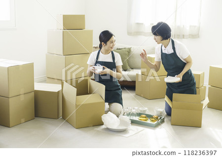 兩名女搬運工正在做搬運工作 兩名女搬運工正在做搬運工作 118236397
