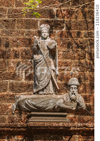 Old Goa, India. Old Viceroy s Arch In Old Goa Was Built In The Memory Of Vasco Da Gama In 1597. Famous Gate Landmark And Historical Heritage. Close Up Details Old Goa, India. Old Viceroy s Arch In Old Goa Was Built In The Memory Of Vasco Da Gama In 1597. Famous Gate Landmark And Historical Heritage. Close Up Details 118236410