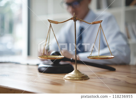 Judges male lawyers Consultation of businessmen legal services Consulting in regard to the various contracts to plan the case in court. 118236955