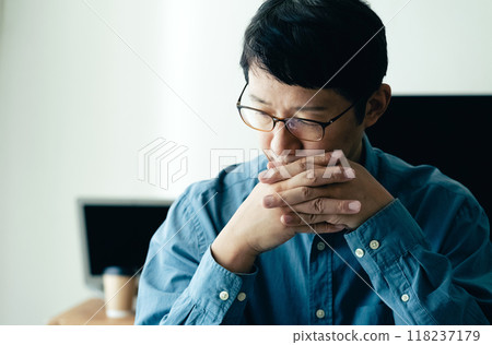 一個人在個人電腦前遇到麻煩 118237179