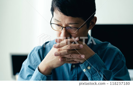 一個人在個人電腦前遇到麻煩 118237180