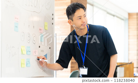 Male businessman having a meeting using a whiteboard 118238040