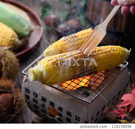 Autumn taste: grilled corn 118238096